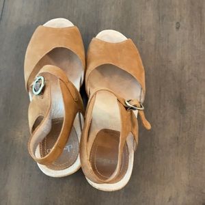 Size 39 Dansko peep toe tan sandals